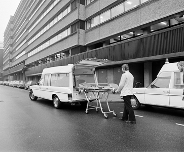 858382 Afbeelding van een Mercedes ambulance van de Gemeentelijke Geneeskundige en Gezondheidsdienst (G.G. en G.D.) op ...